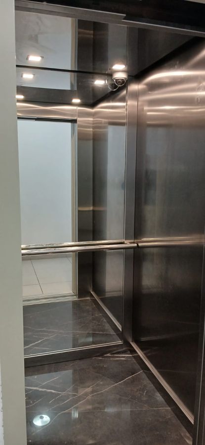 Lift cu finisaj inox și supraveghere video