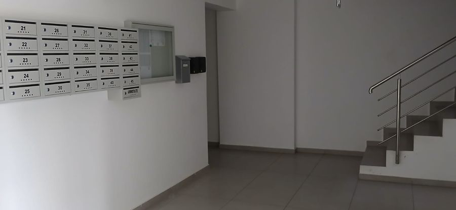 Hol de intrare cu cutii poștale și acces la casa scării