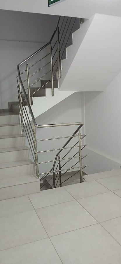 Casa scării cu balustradă din inox