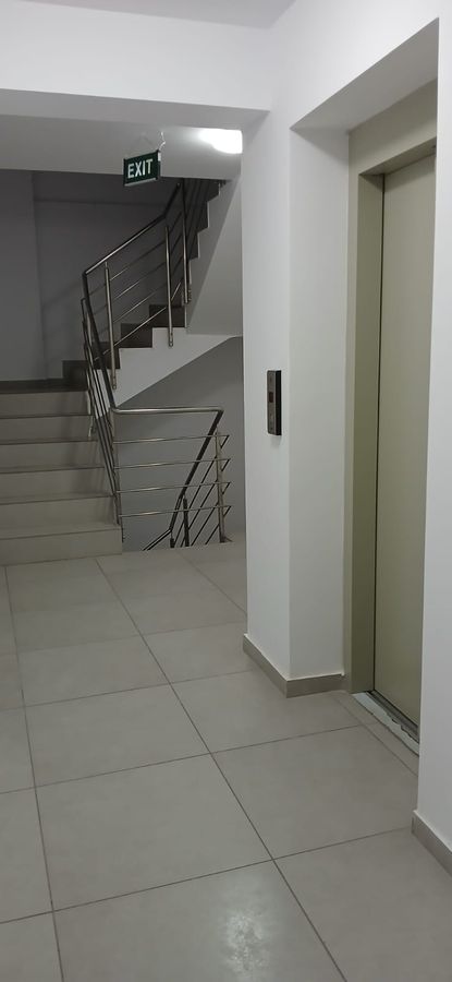 Palier cu lift și acces la casa scării