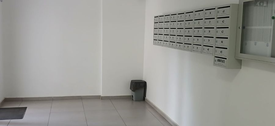 Hol de intrare cu cutii poștale pentru toate apartamentele