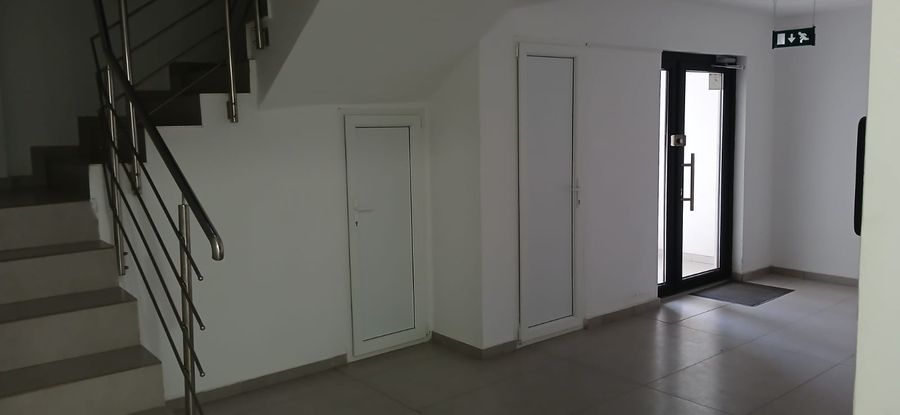 Intrare principală cu ușă din sticlă