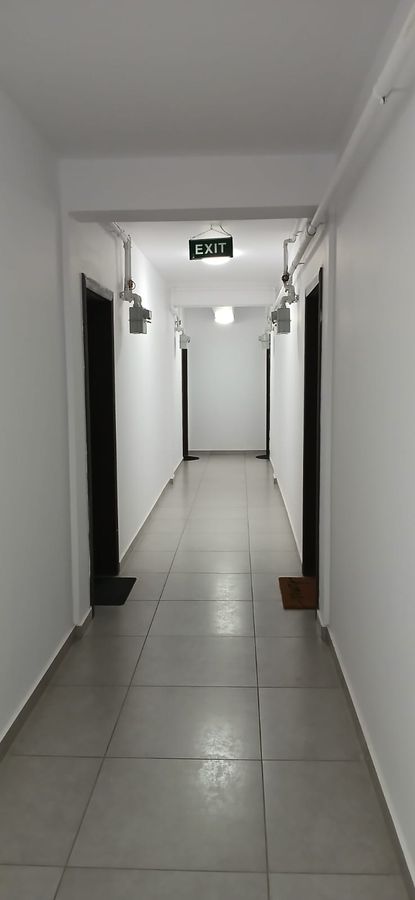 Culoar de acces, cu iluminat și semnalizare de siguranță